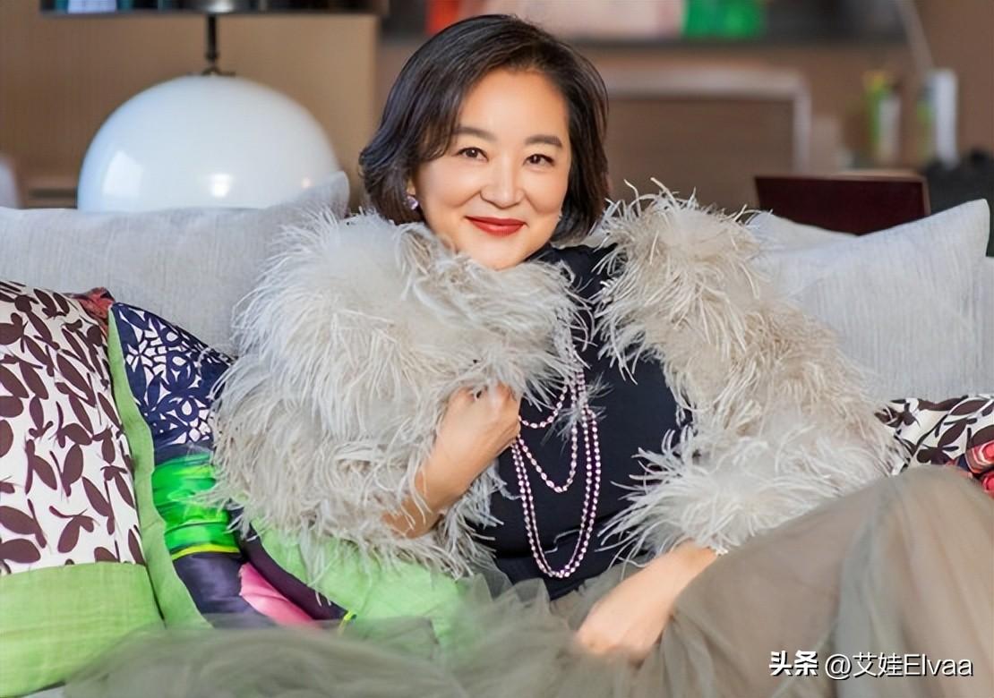 林青霞真是老江湖!68岁穿针织衫聚会不穿内衣,富态身材生图养眼